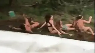Девки в озере купались (неудачный аквапарк)