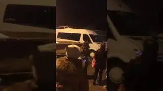 Поклонники провожают группу 