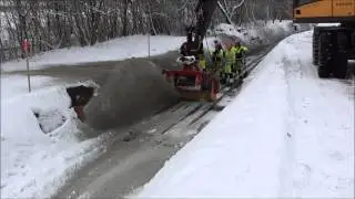 RF-System AB Snöröjning med sopvals. Dubbla hydraulmotorer - Snow removal with broom.