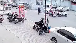 Китаец лизнул железку на морозе
