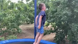 Огромный батут для детей дома или как дети прыгают на батуте