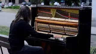 Уличный музыкант. Удивительное исполнение.
