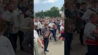 Более ста гармонистов сыграли гимн одновременно в День России на ВДНХ #выставкароссия #вднх #гармонь