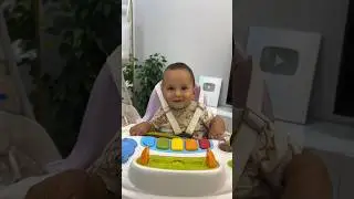 İlk irmik tadımı ♥️ irmik ve suyu pişiriyoruz, tabağa aldığımızda keçiboynuzu pekmezi ekliyoruz 🌸