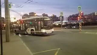 Троллейбус ВМЗ следует по маршруту 50