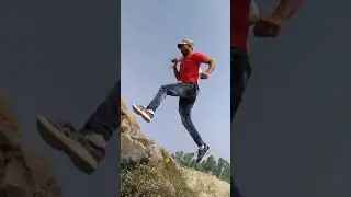 बीच भंवर कश्ती बड़ी दूर किनारा है भीगी पलकों पर नाम तुम्हारा