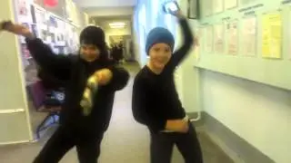 Школьник танцует  Opa Gangnam Style