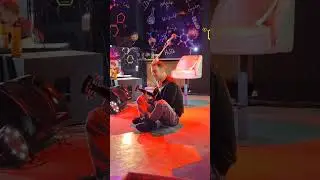 Андрей Чердак спел Цоя-Звезда по имени солнце на квартирнике в Самаре. Половина зала сели на пол