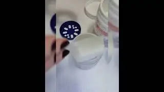 Выводим пятно с белой футболки, моющими средствами от фаберлик.
