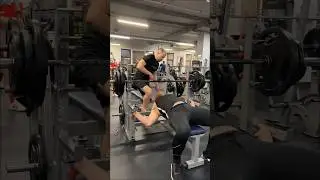 Когда тебя страхуют в коротких шортах 