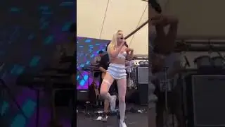 aleyna tilki sahneye giriyor!