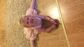 Клевая малышка 2 годика садиться на шпагат и поёт с мамой песенку,,А ты меня любишь АГА