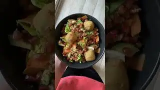 4 favs : la bouffe, les balades, 🐱 et traîner dans mon lit 