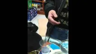 Чувак пьет спирт 96 градусов. часть 1
