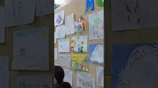 Стенд с рисунками учеников. Моя семья.