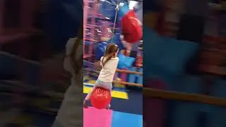 Настя катается  на тарзанке в игровом  парке  #айдапарк #love #Настя #тарзанка