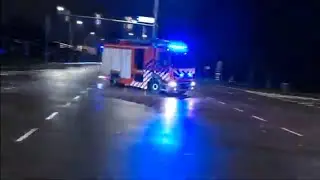 brandweer hoogwerker en tankautospuit richting woningbrand hesseplaats Rotterdam