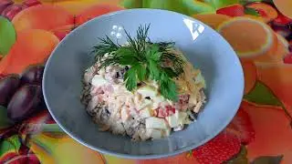 Салат из помидоров с черносливом и сыром