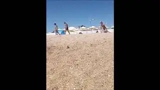 Девочка делает сальто на пляже в Витязево!