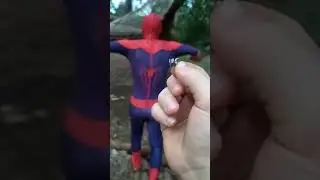 Kostum spiderman terlalu semangat begini 