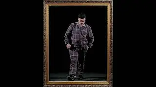Артист Андрей Блажилин в образе Валери Третатю в спектакле "Новый год по-французски"