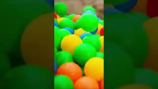 Les enfants jouent sur une air de jeux | Les enfants font semblant de jouer ! ⛑ Kidibli 