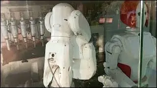 Пробую мороженое от робота