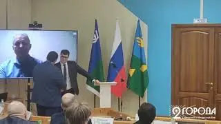 Депутат Сергей Яковкин вручает главе Советского района газовый ключ и билет
