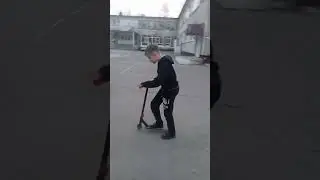 я с другом катаюсь на самокате