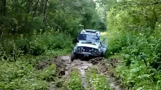УАЗ на тракторах застрял, тянем лебедкой
