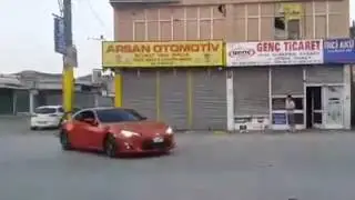 Toyota GT86 drift yaparken arabaya vuruyordu.