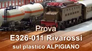 La E326-011 Hornby-Rivarossi digitalizzata nel plastico ferroviario FS Alpigiano.
