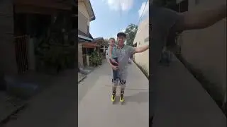 ini anak kenapa minta gendong belakang yaa