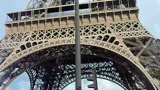En marchant sous la Tour Eiffel
