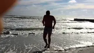 Купание в море во время шторма!