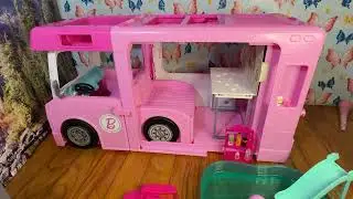 BARBIE UN DIA DE CAMPO JUNTA A SU FAMILIA EN UN CAMPER!!