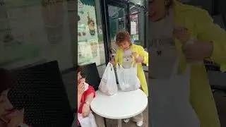Можно укусить ваше мороженое? Женщина в шоке. Пранк Антон Теляков