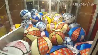 4 YEAR OLD WINS JUMBO CLAW MACHINE (TWICE)