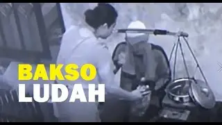VIRAL !! Tukang Bakso Meludahi