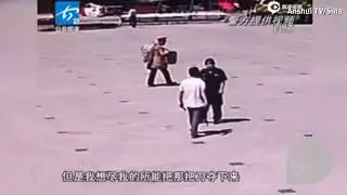 Surveillance video of Chinese policewoman wounded fighting machete-wielding suspect with bare hands