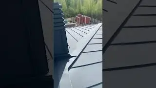 Фальцевая кровля Труба попала в два конька