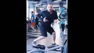 парень очень смешно занимается на тренажерах 