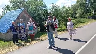 Гармонист Александр Чечеткин. В Борках, самое начало праздника.