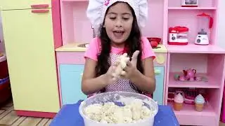 MARIA CLARA É COZINHEIRA POR UM DIA NA COZINHA DE BRINQUEDO ♥ Pretend Play Cooking Cute Kitchen Toy.