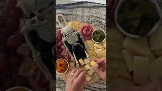 How to Effortlessly Arrange an Amazing Halloween Charcuterie Board?
