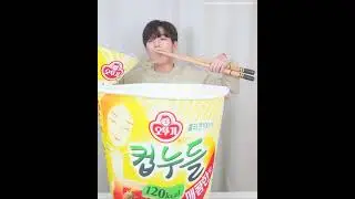 Gaint version of noodles eating - 얌무YaMMoo - 