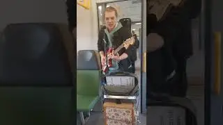 Парень шикарно поёт и играет на гитаре в электричке. 