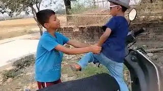 कैसे दोनों दोस्त बचपन का मजा ले रहे हैं ! musti with friends