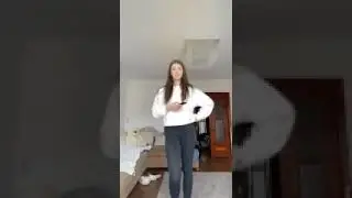 Красивая малышка в лосинах . Голая девушка. ЭРОТИКА. НЕ Кликбейт. ПОЛУГОЛАЯ.