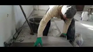 Ровный слой плиточного клея на неровный пол